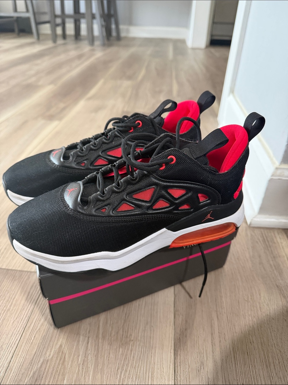 Jordan Men's Black and Red Lightweight Sneakers